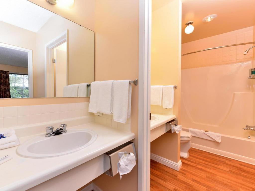 Canadas Best Value Inn ווייטקורט מראה חיצוני תמונה