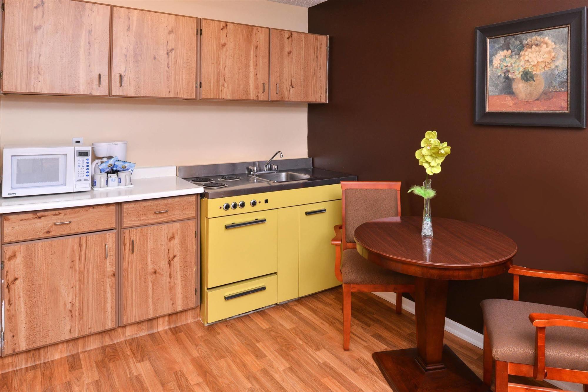 Canadas Best Value Inn ווייטקורט מראה חיצוני תמונה