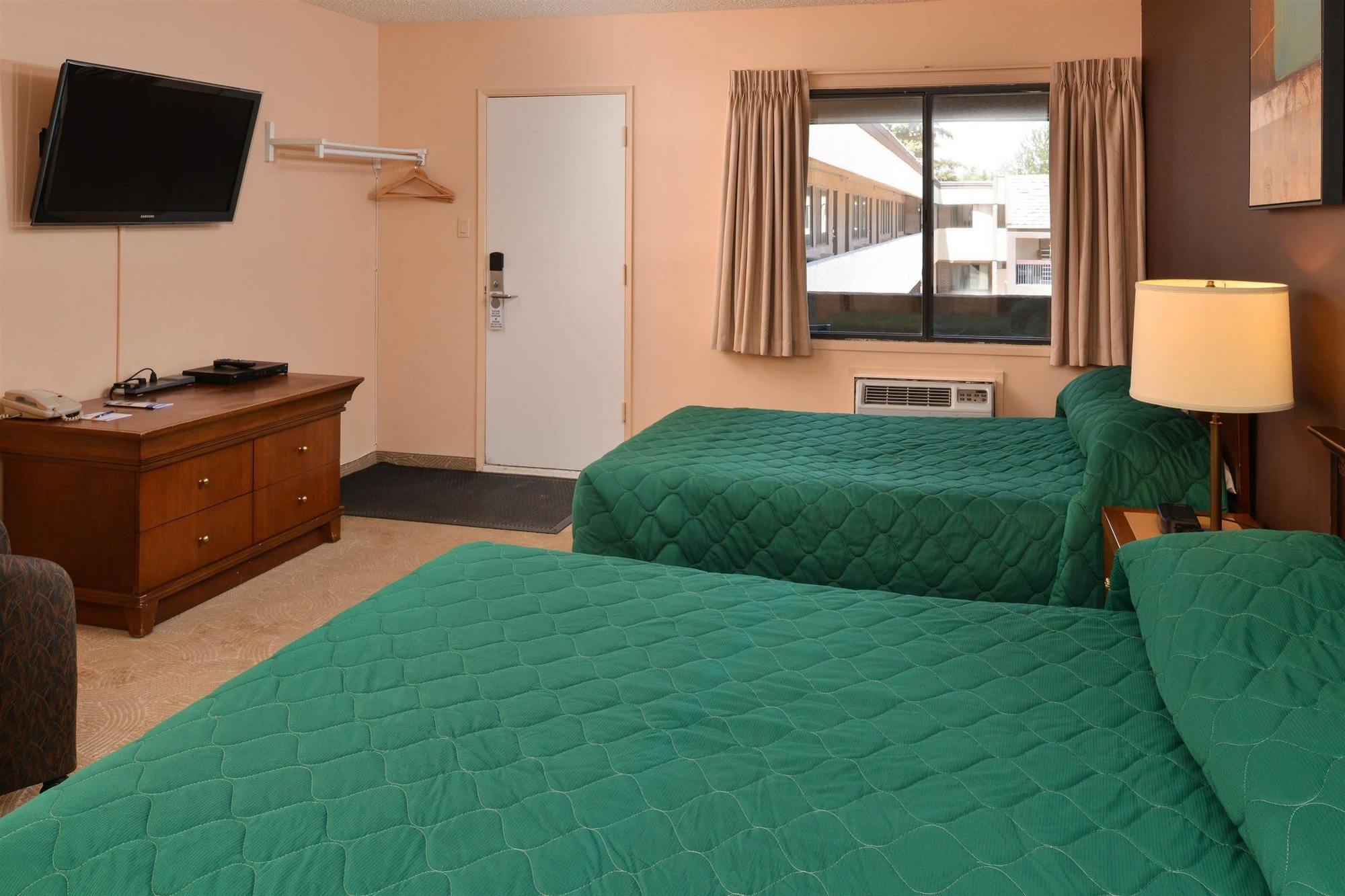 Canadas Best Value Inn ווייטקורט מראה חיצוני תמונה