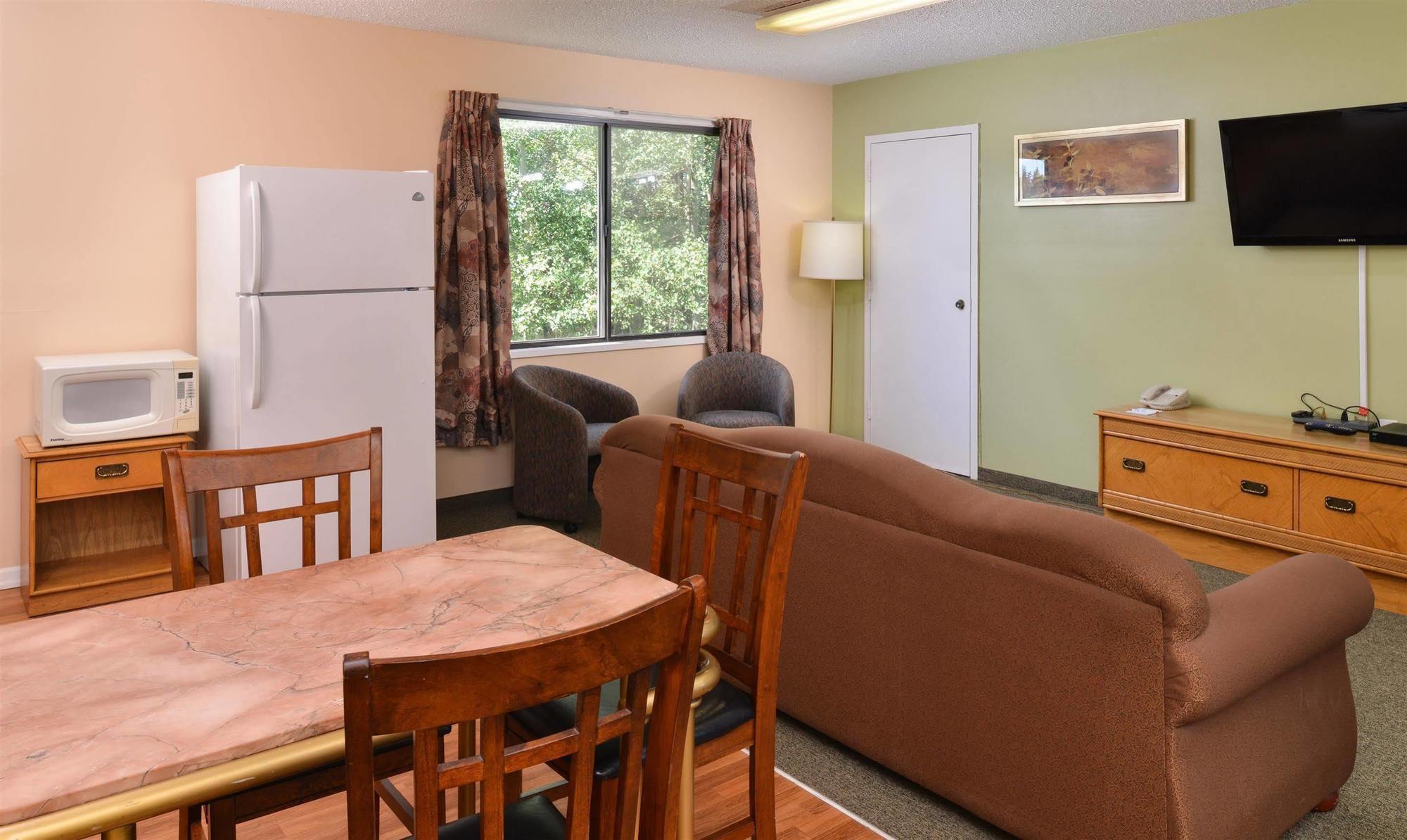Canadas Best Value Inn ווייטקורט מראה חיצוני תמונה